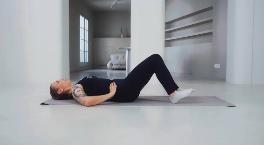Kathie bei Heel Slides in Rückenlage