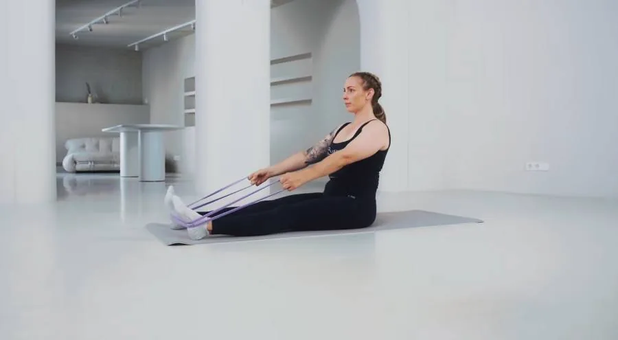 Kathie beim Rudern im Sitzen mit Widerstandsband